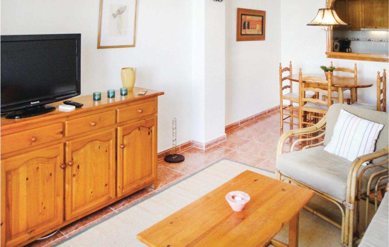 2 Bedroom Cozy Apartment In Torrevieja Esterno foto