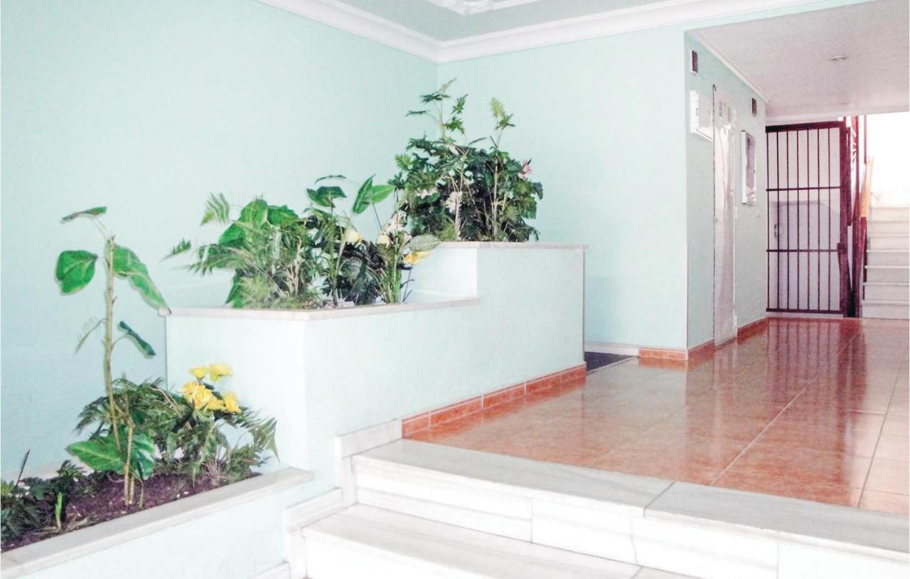 2 Bedroom Cozy Apartment In Torrevieja Esterno foto