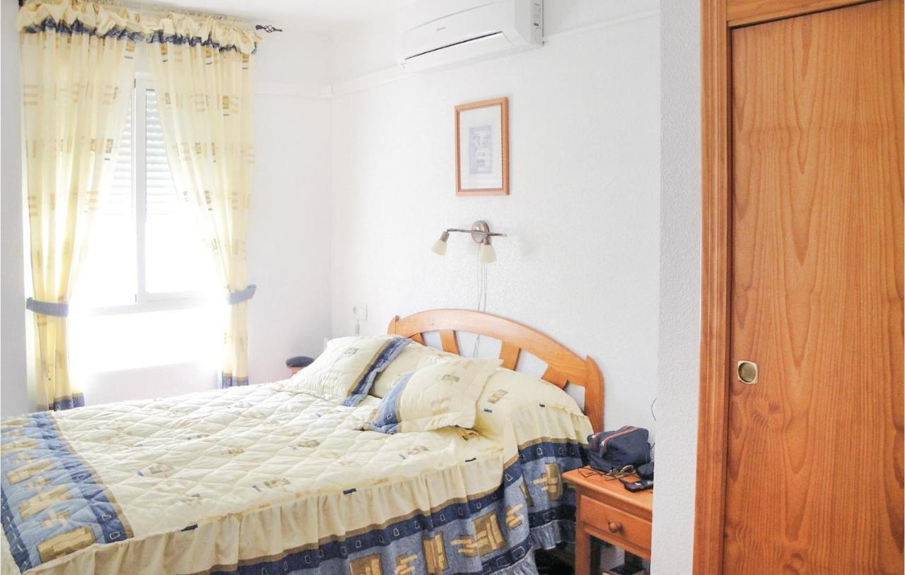 2 Bedroom Cozy Apartment In Torrevieja Esterno foto