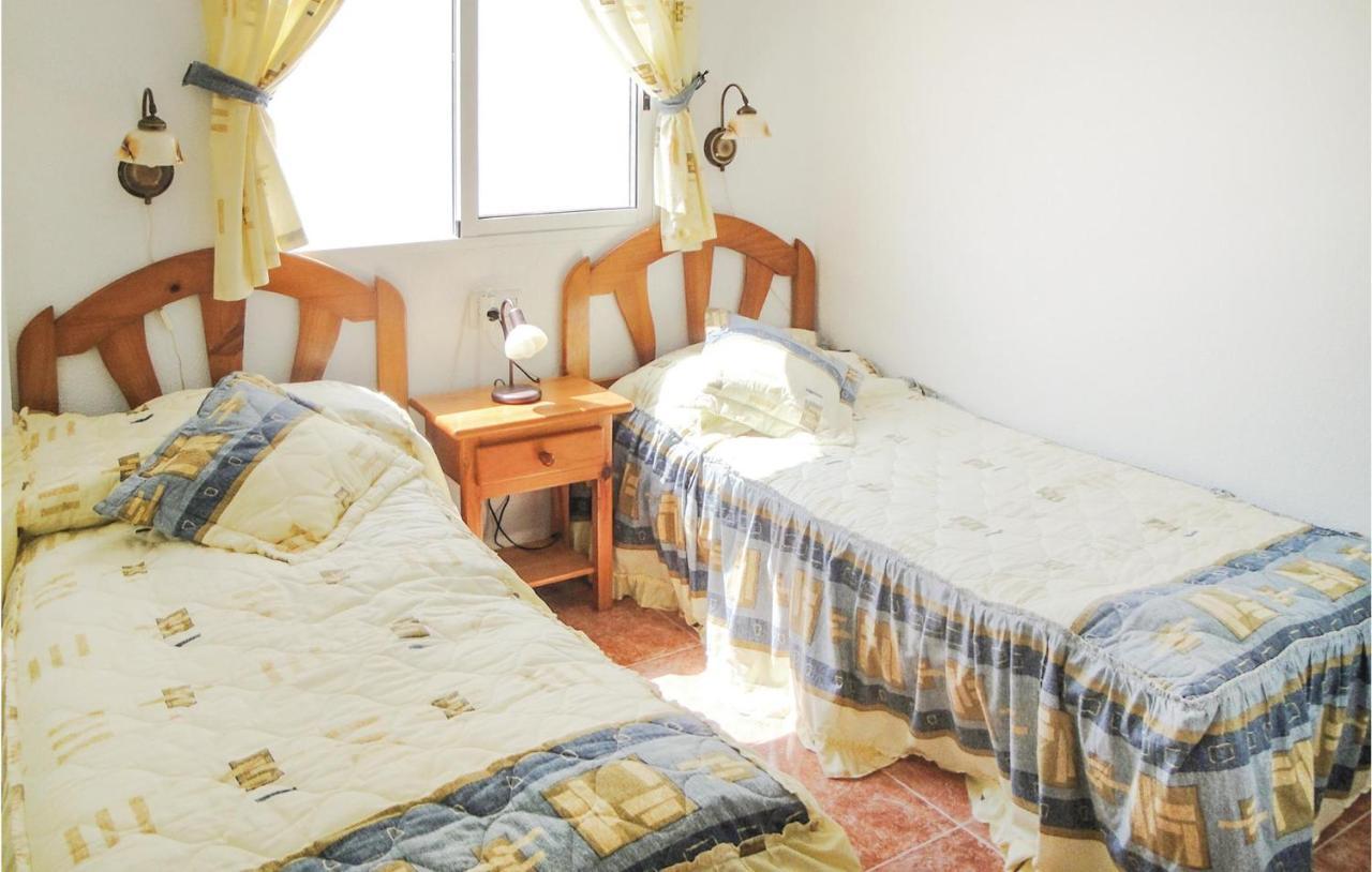 2 Bedroom Cozy Apartment In Torrevieja Esterno foto