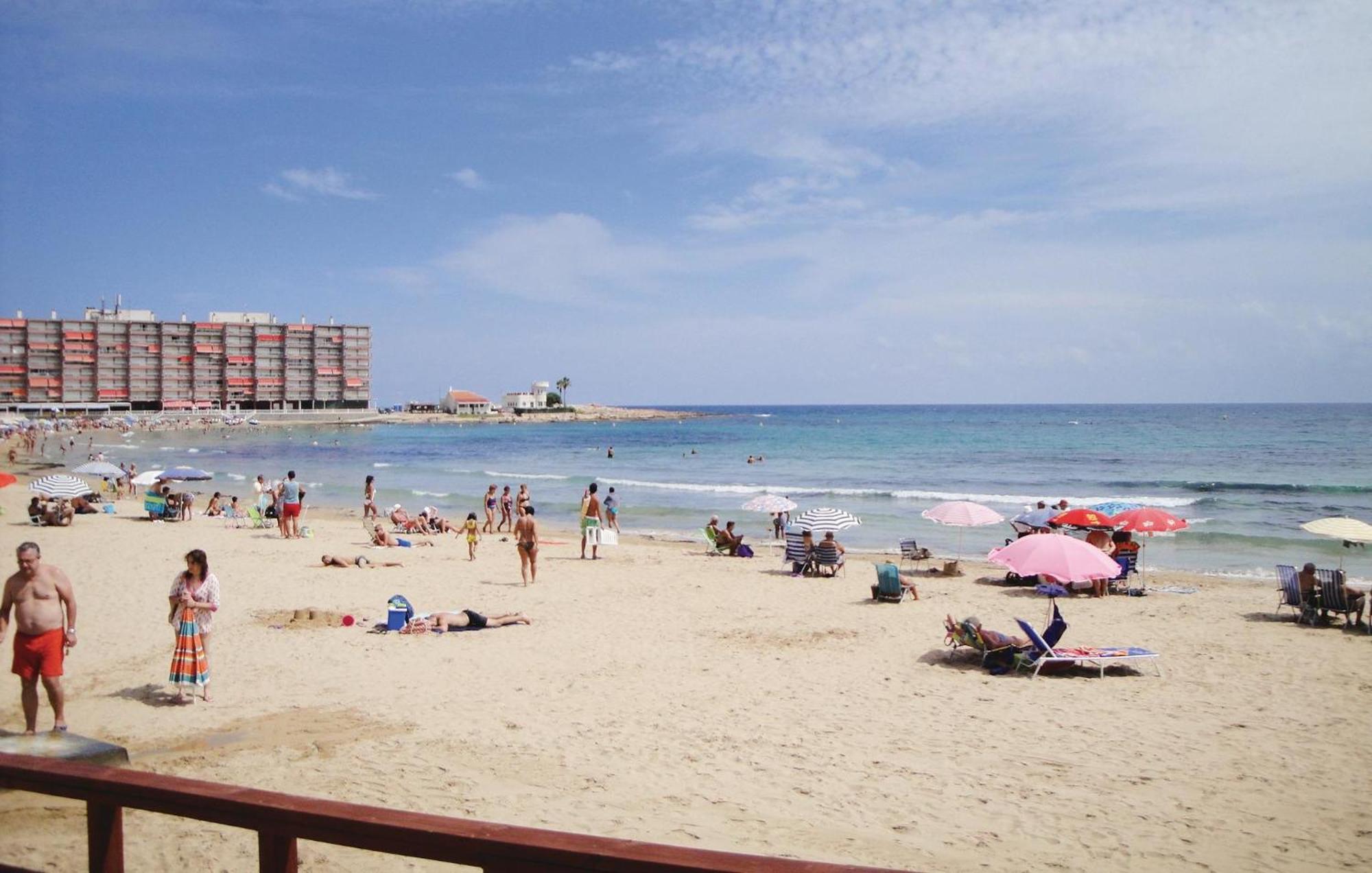 2 Bedroom Cozy Apartment In Torrevieja Esterno foto