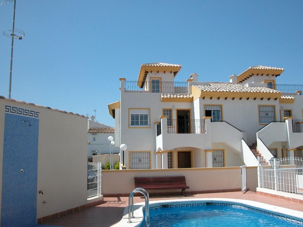2 Bedroom Cozy Apartment In Torrevieja Esterno foto