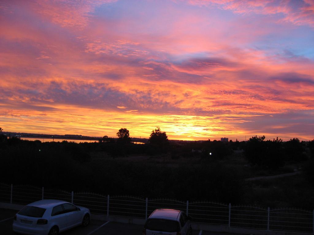 2 Bedroom Cozy Apartment In Torrevieja Esterno foto