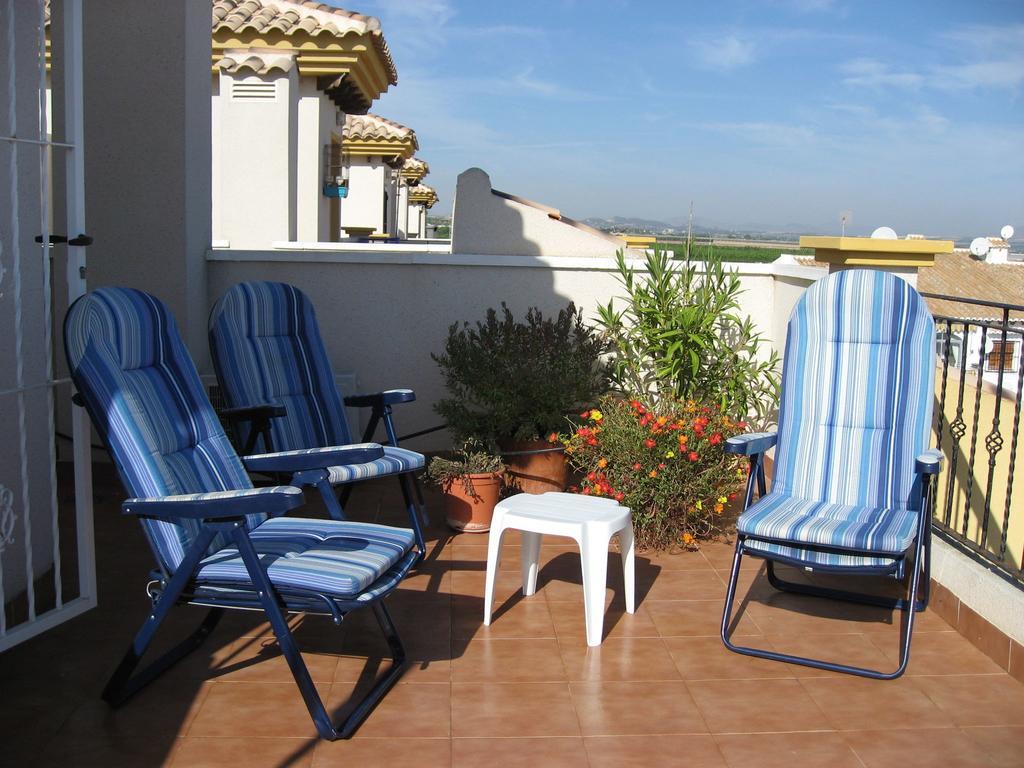 2 Bedroom Cozy Apartment In Torrevieja Esterno foto