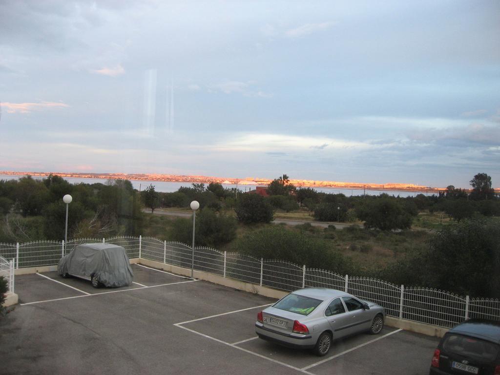 2 Bedroom Cozy Apartment In Torrevieja Esterno foto