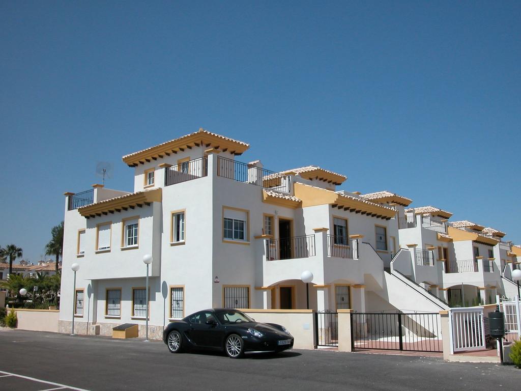 2 Bedroom Cozy Apartment In Torrevieja Esterno foto