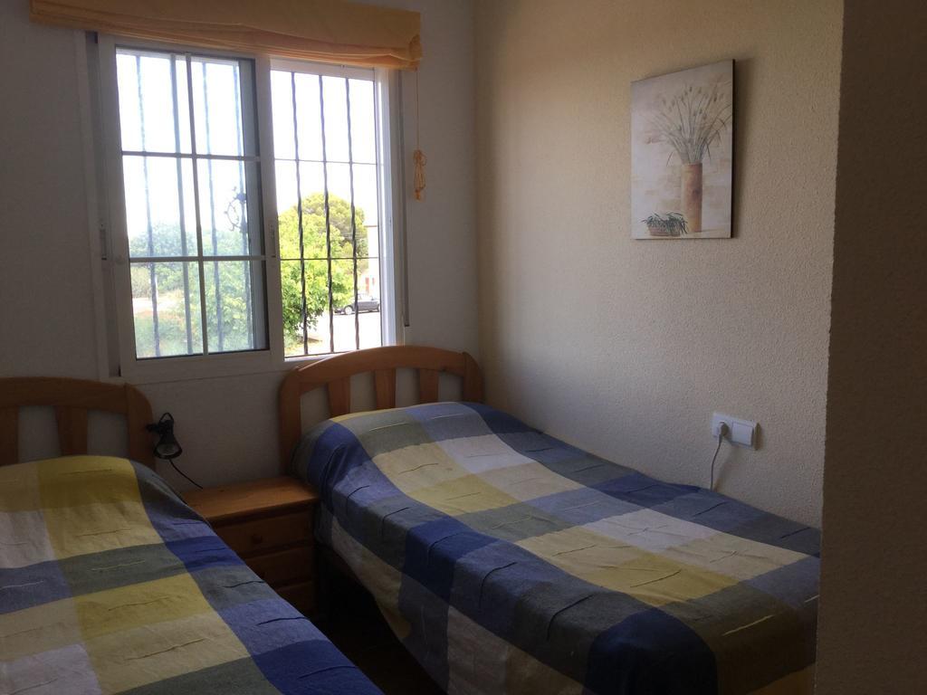 2 Bedroom Cozy Apartment In Torrevieja Esterno foto