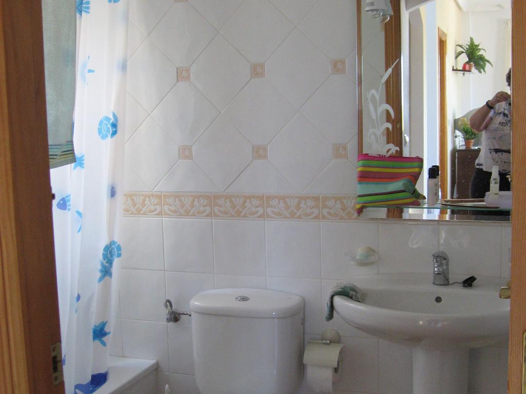 2 Bedroom Cozy Apartment In Torrevieja Esterno foto