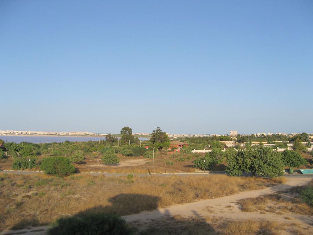 2 Bedroom Cozy Apartment In Torrevieja Esterno foto
