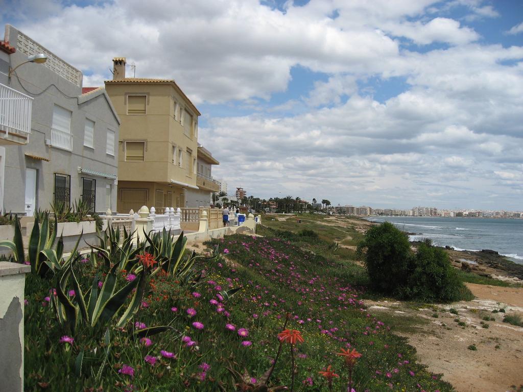2 Bedroom Cozy Apartment In Torrevieja Esterno foto