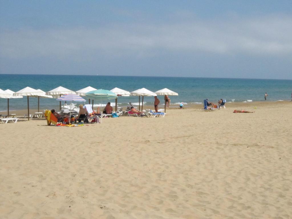 2 Bedroom Cozy Apartment In Torrevieja Esterno foto