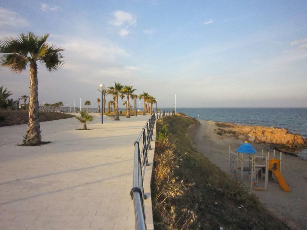 2 Bedroom Cozy Apartment In Torrevieja Esterno foto