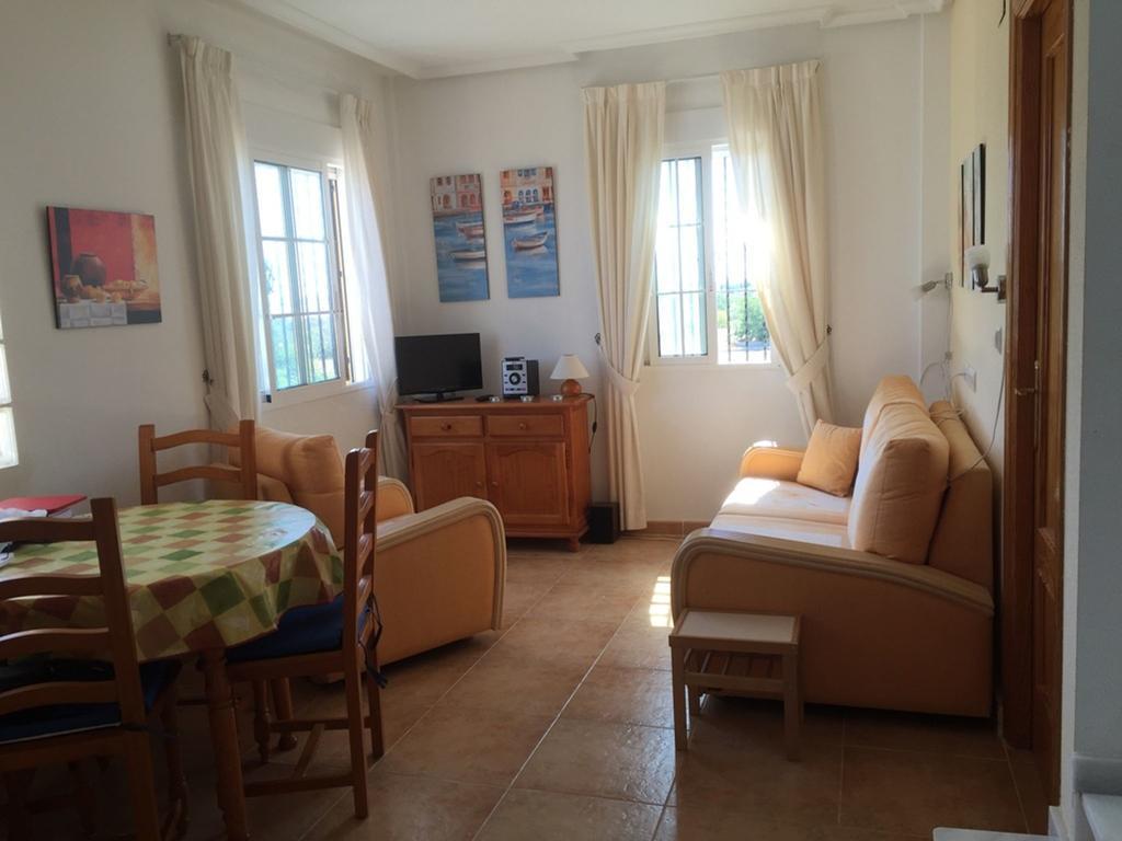 2 Bedroom Cozy Apartment In Torrevieja Esterno foto